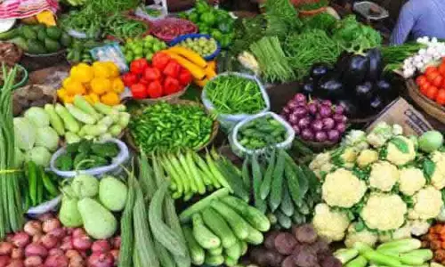 சென்னை கோயம்பேட்டில் 2 ஆயிரம் டன் காய்கறிகள் தேக்கம் சென்னை கோயம்பேட்டில் 2 ஆயிரம் டன் காய்கறிகள் தேக்கம்