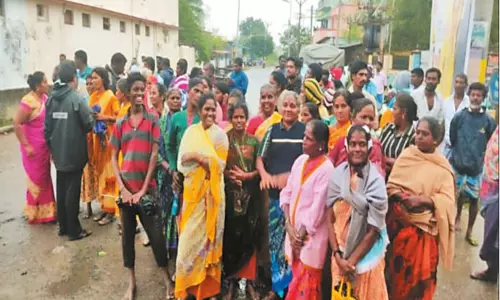 காஞ்சீபுரத்தில் குடியிருப்புகளுக்குள் தண்ணீர் புகுந்ததால் பொதுமக்கள் சாலை மறியல் காஞ்சீபுரத்தில் குடியிருப்புகளுக்குள் தண்ணீர் புகுந்ததால் பொதுமக்கள் சாலை மறியல்