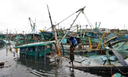 கோவளத்தில் கடற்கரையோரம் நிறுத்தப்பட்டிருந்த 150 படகுகள் சேதம்; நிவாரணம் வழங்க மீனவர்கள் கோரிக்கை