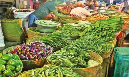 வரத்து குறைந்ததால், கோயம்பேடு சந்தையில் காய்கறி விலை கடும் உயர்வு