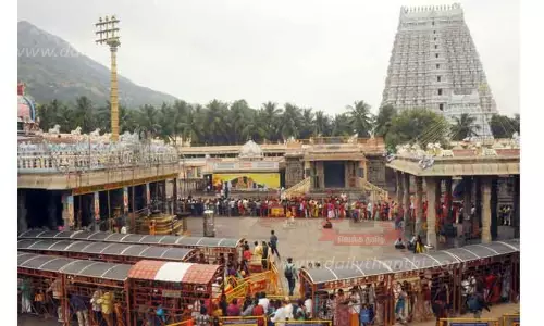 அருணாசலேஸ்வரர் கோவிலில் பக்தர்கள் கூட்டம் அலைமோதியது அருணாசலேஸ்வரர் கோவிலில் பக்தர்கள் கூட்டம் அலைமோதியது