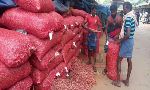 ஒரு கிலோ ரூ.100-க்கு விற்பனை-கோவையில் சின்ன வெங்காயம் விலை கிடு கிடு உயர்வு