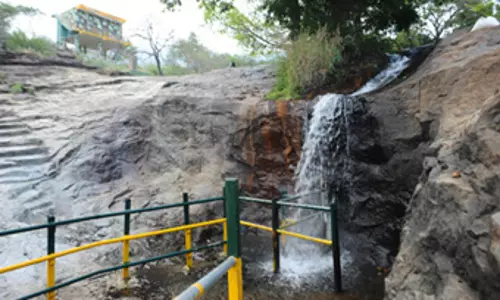 நீர்வரத்து சீரானதால் கும்பக்கரை அருவியில் சுற்றுலா பயணிகள் குளிக்க அனுமதி நீர்வரத்து சீரானதால் கும்பக்கரை அருவியில் சுற்றுலா பயணிகள் குளிக்க அனுமதி