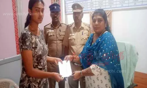 கோவையில் ரெயிலில் தவறவிட்ட நகை இளம்பெண்ணிடம் ஒப்படைப்பு-ரெயில்வே போலீசார் நடவடிக்கை