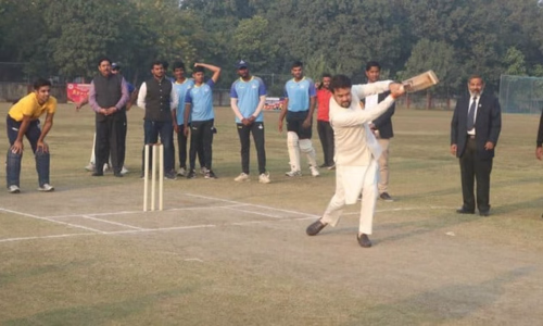 காசி தமிழ் சங்கமம் நிகழ்ச்சியின் போது கிரிக்கெட் ஆடிய மத்திய மந்திரி அனுராக் தாக்கூர்