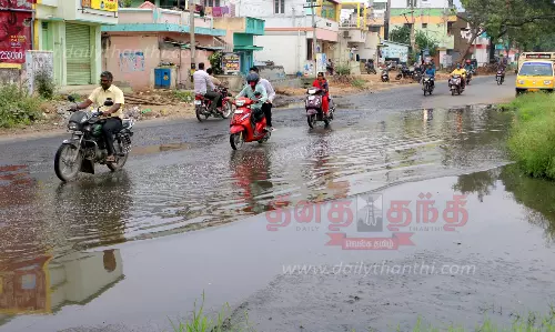 சேலம்-ஏற்காடு மெயின் ரோட்டில் கழிவுநீர் தேங்குவது தடுக்கப்படுமா?-பொதுமக்கள் எதிர்பார்ப்பு சேலம்-ஏற்காடு மெயின் ரோட்டில் கழிவுநீர் தேங்குவது தடுக்கப்படுமா?-பொதுமக்கள் எதிர்பார்ப்பு