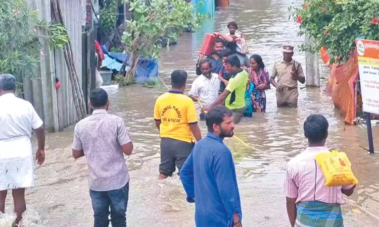 காஞ்சீபுரம் வேகவதி ஆற்றில் வெள்ளப்பெருக்கு; குடியிருப்புகளுக்குள் புகுந்த வெள்ளம்; பாதிக்கப்பட்டவர்கள் முகாம்களில் தங்கவைப்பு காஞ்சீபுரம் வேகவதி ஆற்றில் வெள்ளப்பெருக்கு; குடியிருப்புகளுக்குள் புகுந்த வெள்ளம்; பாதிக்கப்பட்டவர்கள் முகாம்களில் தங்கவைப்பு