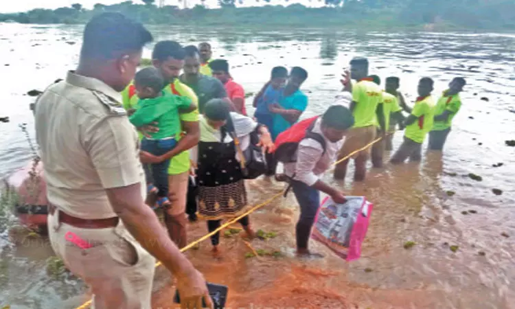 பூண்டி ஏரியில் உபரி நீர் திறப்பு: கொசஸ்தலை ஆற்று வெள்ளத்தில் சிக்கிய 18 பேர் மீட்பு பூண்டி ஏரியில் உபரி நீர் திறப்பு: கொசஸ்தலை ஆற்று வெள்ளத்தில் சிக்கிய 18 பேர் மீட்பு