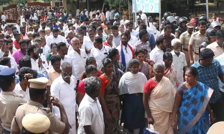 தூத்துக்குடி துப்பாக்கிச்சூடு சம்பவம்:  போலீசார், அதிகாரிகள் மீது  குற்றவியல் நடவடிக்கை எடுக்க வலியுறுத்தல்