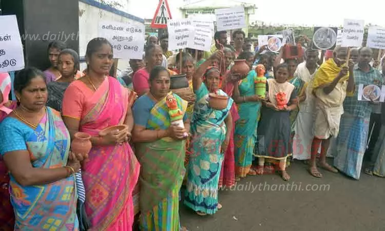 பொள்ளாச்சி சப்-கலெக்டர் அலுவலகத்தை மண்பாண்ட தொழிலாளர்கள் முற்றுகை