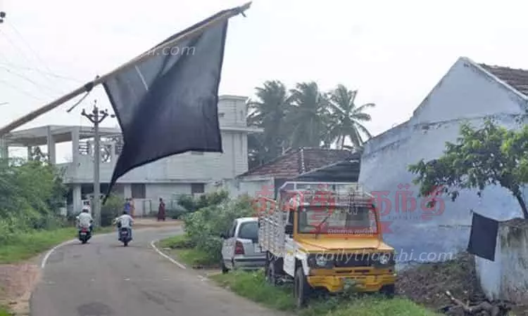 வீடுகளில் கருப்பு கொடி ஏற்றி பொதுமக்கள் போராட்டம் வீடுகளில் கருப்பு கொடி ஏற்றி பொதுமக்கள் போராட்டம்