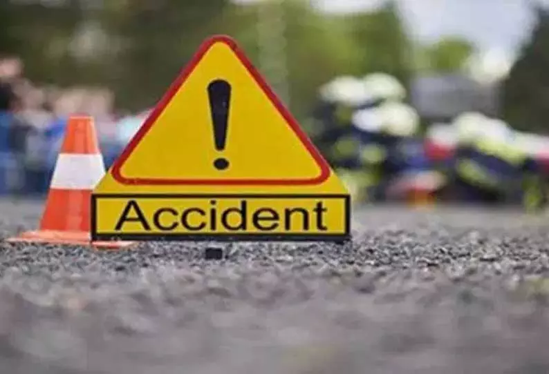 இரு கார்கள் நேருக்கு நேர் மோதல்: தமிழகத்தை சேர்ந்தவர்கள் உள்பட 5 பேர் நசுங்கி சாவு இரு கார்கள் நேருக்கு நேர் மோதல்: தமிழகத்தை சேர்ந்தவர்கள் உள்பட 5 பேர் நசுங்கி சாவு