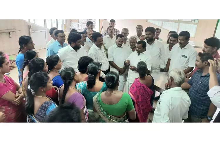 திண்டிவனத்தில் பரபரப்பு அம்மா உணவகத்தில் வழங்கிய பிரியாணியில் பல்லி 6 பேருக்கு மருத்துவமனையில் சிகிச்சை திண்டிவனத்தில் பரபரப்பு அம்மா உணவகத்தில் வழங்கிய பிரியாணியில் பல்லி 6 பேருக்கு மருத்துவமனையில் சிகிச்சை