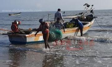 மீனவர்களுக்கு குறைந்த அளவு மீன்கள் சிக்கியதால் ஏமாற்றம்