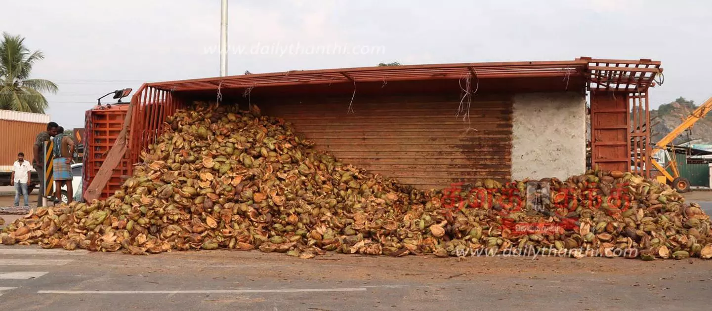 நாமக்கல் அருகே  லாரிகள் மோதல்; போக்குவரத்து பாதிப்பு