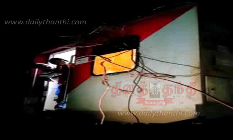 அறுந்து கிடந்த மின்கம்பியில் சிக்கிய ெரயில் அறுந்து கிடந்த மின்கம்பியில் சிக்கிய ெரயில்