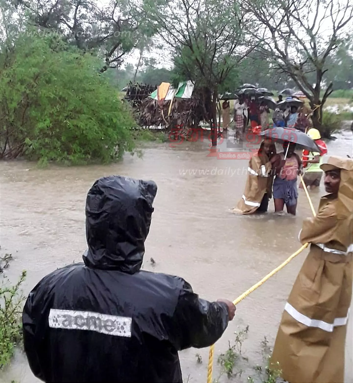 ஓடை பகுதியில் வசித்த இருளர் இன மக்கள் கயிறு கட்டி மீட்பு ஓடை பகுதியில் வசித்த இருளர் இன மக்கள் கயிறு கட்டி மீட்பு