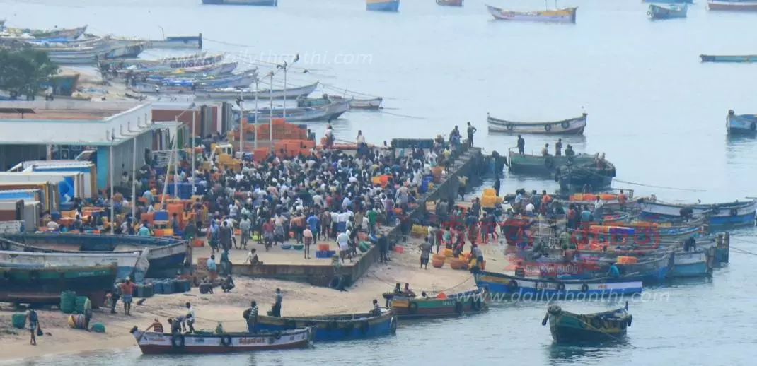 மீன்பிடித்து கரை திரும்பிய பாம்பன் மீனவர்கள்