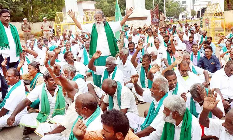 தேசிய தென்னிந்திய நதிகள் இணைப்பு விவசாயிகள் சங்கத்தினர் போராட்டம்