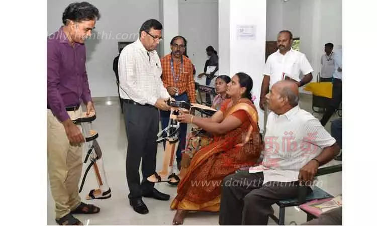 பொது மக்கள் குறைதீர்க்கும் நாள் கூட்டம்:  16 மாற்றுத்திறனாளிகளுக்கு நலத்திட்ட உதவி  கலெக்டர் கார்மேகம் வழங்கினார்