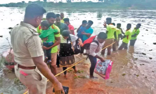 பூண்டி ஏரியில் உபரி நீர் திறப்பு: கொசஸ்தலை ஆற்று வெள்ளத்தில் சிக்கிய 18 பேர் மீட்பு பூண்டி ஏரியில் உபரி நீர் திறப்பு: கொசஸ்தலை ஆற்று வெள்ளத்தில் சிக்கிய 18 பேர் மீட்பு