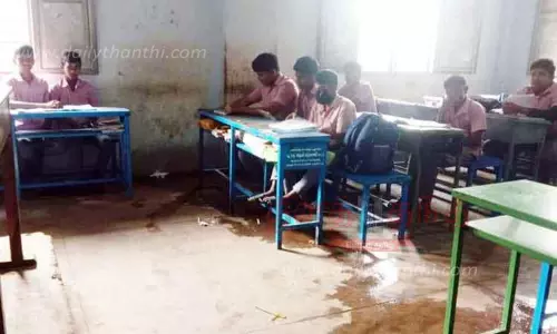 அரசு பள்ளிக்குள் ஒழுகிய மழைநீர்