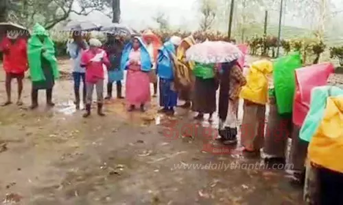 கொட்டும் மழையிலும் தொழிலாளர்கள் ஆர்ப்பாட்டம்