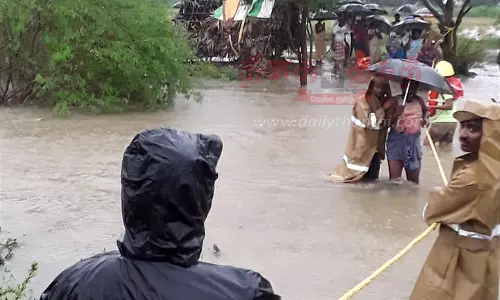 ஓடை பகுதியில் வசித்த இருளர் இன மக்கள் கயிறு கட்டி மீட்பு ஓடை பகுதியில் வசித்த இருளர் இன மக்கள் கயிறு கட்டி மீட்பு