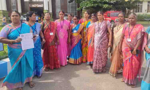 மாற்றுத்திறனாளி மாணவர்களுக்கான சிறப்பு ஆசிரியர்களை பணி நிரந்தரம் செய்யக்கோரி மனு