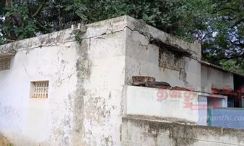 சென்னிமலையில் இடிந்து விழும் நிலையில் அங்கன்வாடி மைய கட்டிடம் சென்னிமலையில் இடிந்து விழும் நிலையில் அங்கன்வாடி மைய கட்டிடம்
