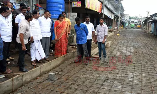 வேலூர் நேதாஜி மார்க்கெட்டில் சாலை, கால்வாய் அமைக்கும் பணி