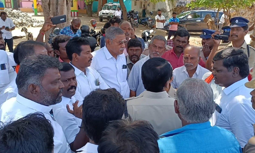 வேம்பாரில் பத்திரகாளியம்மன்  கோவில் சுற்றுச்சுவர் கட்டும் விவகாரத்தில் இரு தரப்பினரிடையே சலசலப்பு