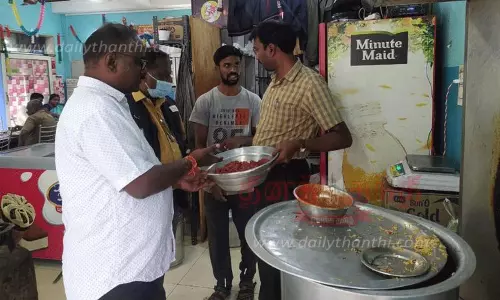 வேலூரில் சுகாதாரம் இன்றி இயங்கிய 2 ஓட்டல்களுக்கு நோட்டீஸ் வேலூரில் சுகாதாரம் இன்றி இயங்கிய 2 ஓட்டல்களுக்கு நோட்டீஸ்