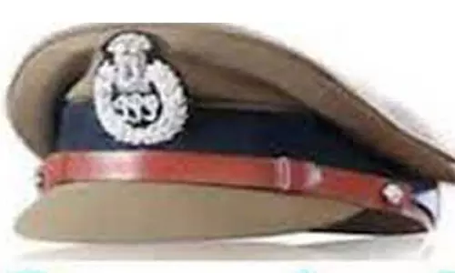 மகனிடம் இருந்து நகை பணத்தை பெற்று மூதாட்டியிடம் வழங்கிய போலீசார்