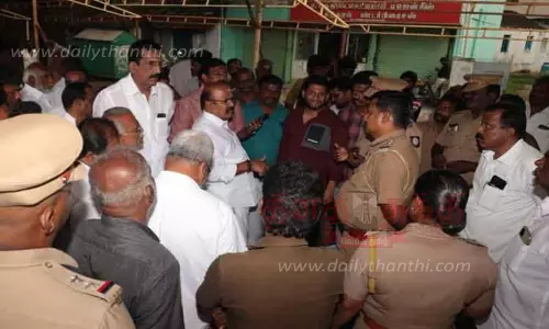 போலீசாருடன், அ.தி.மு.க.வினர் வாக்குவாதம்