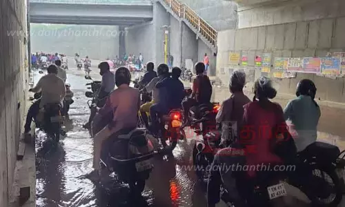 சுரங்கப்பாதைக்குள் மழைக்கு ஒதுங்கிய வாகன ஓட்டிகள்