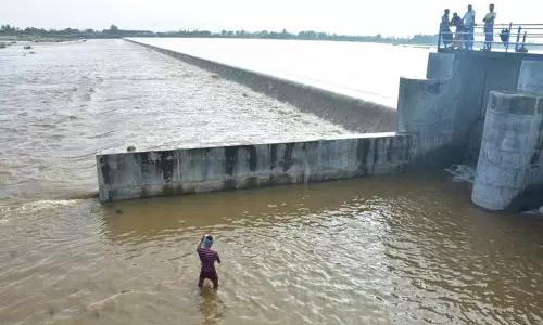 விழுப்புரம், கள்ளக்குறிச்சி மாவட்டங்களில் தொடர் மழை: தென்பெண்ணை, மணிமுக்தா ஆறுகளில் வெள்ளப்பெருக்கு தரைப்பாலங்கள் மூழ்கியதால் போக்குவரத்து துண்டிப்பு விழுப்புரம், கள்ளக்குறிச்சி மாவட்டங்களில் தொடர் மழை: தென்பெண்ணை, மணிமுக்தா ஆறுகளில் வெள்ளப்பெருக்கு தரைப்பாலங்கள் மூழ்கியதால் போக்குவரத்து துண்டிப்பு