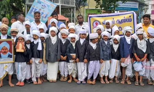 பாரதியார் வேடம் அணிந்து மாணவர்கள் ஊர்வலம்