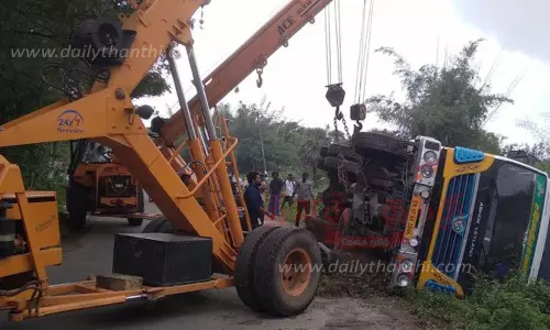 ஜல்லிக்கற்கள் ஏற்றி வந்த லாரி, ஆற்றில் கவிழ்ந்தது