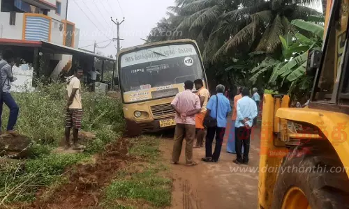 அந்தியூரில்  சாலையோர பள்ளத்துக்குள் இறங்கிய பஸ்