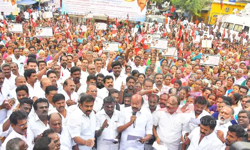 மழையால் மக்கள் பாதிக்கப்பட்டு இருக்கும் நேரத்தில் முதல்-அமைச்சரின் மகனுக்கு மகுடம் சூட்ட அவசரம் ஏன்?- ராஜன்செல்லப்பா எம்.எல்.ஏ. கேள்வி