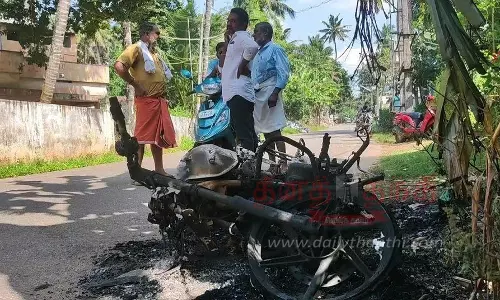 குளச்சல் அருகேமோட்டார் சைக்கிள் தீ வைத்து எரிப்பு குளச்சல் அருகேமோட்டார் சைக்கிள் தீ வைத்து எரிப்பு