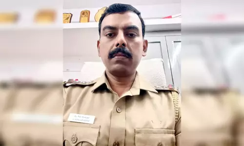 பாடி மேம்பால பகுதியில் விபத்தில் சிக்கி படுகாயம்: மயங்கி கிடந்தவர் வைத்திருந்த ரூ.1½ கோடி நகையை பத்திரமாக மீட்ட இன்ஸ்பெக்டர்