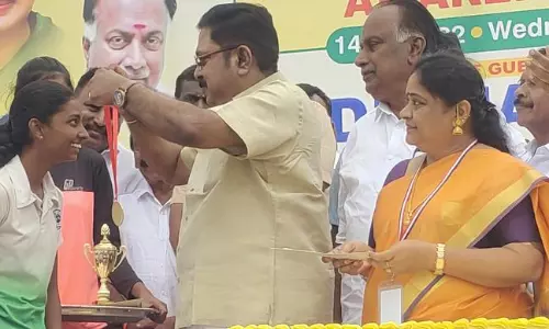 தி.மு.க.வில் வரும் காலத்தில் ஒரே வீட்டில் இருந்து 2 முதல்-அமைச்சர்களைக் கூட அறிவிக்கலாம் என அ.ம.மு.க. பொதுச் செயலாளர் டி.டி.வி.தினகரன் கூறினார். தி.மு.க.வில் வரும் காலத்தில் ஒரே வீட்டில் இருந்து 2 முதல்-அமைச்சர்களைக் கூட அறிவிக்கலாம் என அ.ம.மு.க. பொதுச் செயலாளர் டி.டி.வி.தினகரன் கூறினார்.