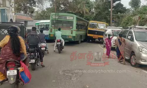 சாலையோரம் நிறுத்தும் வாகனங்களால் போக்குவரத்து நெரிசல்