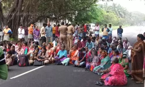 பஸ்கள் நின்று செல்லாததை கண்டித்து பொதுமக்கள் திடீர் சாலை மறியல்