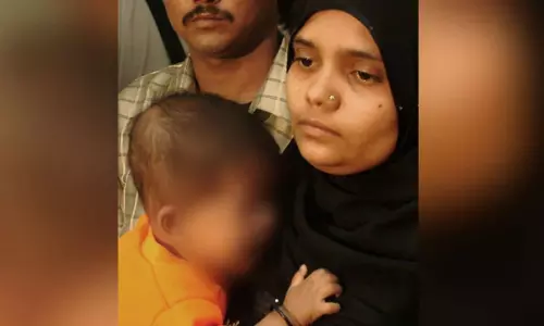 பில்கிஸ் பானு வழக்கு: புதிய அமர்வை விரைவில் அமைக்க வேண்டும் -  மீண்டும் மீண்டும் குறிப்பிட வேண்டாம் சுப்ரீம் கோர்ட்டு காட்டம்