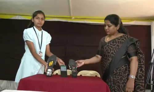 பாலியல் தொல்லையில் இருந்து தற்காத்து கொள்ள பள்ளி மாணவி உருவாக்கிய பிரத்யேக காலணி...!