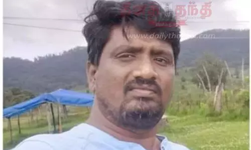 மோட்டார் சைக்கிள் மீது  சுற்றுலா பஸ் மோதல்; வாலிபர் பலி