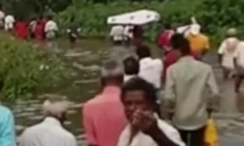 பாலம் கட்டப்படாததால் உப்பாற்றில் தண்ணீரில் பிணத்தை தூக்கி செல்லும் அவலநிலை ஏற்பட்டுள்ளது.